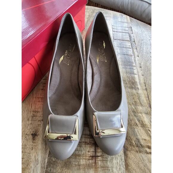 Aerosoles Good Times Women's Taupe Leather Classic Heels Shoes 7 EUC - Picture 3 of 13